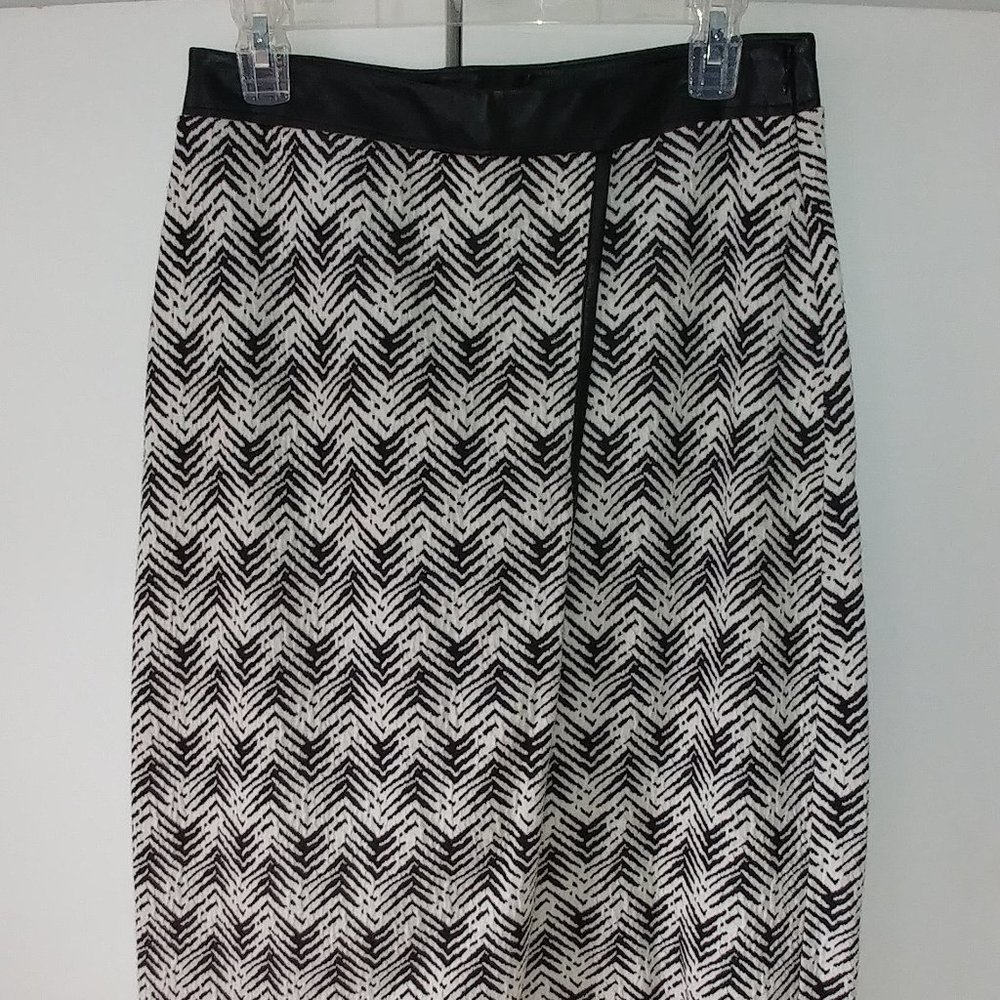 Liz Claiborne Black & White Zig Zag Skirt - Size M